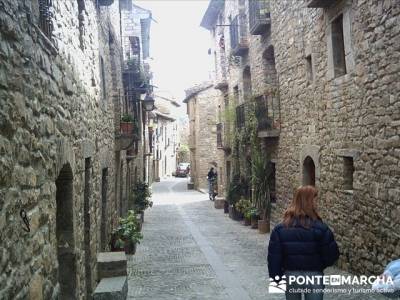 Pueblo con encanto España - Ainsa; botas montaña madrid; turismo naturaleza españa